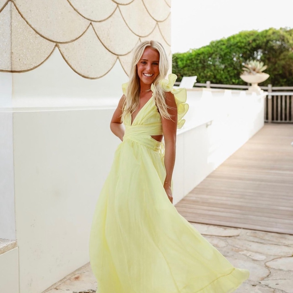 the prettiest yellow dress!!